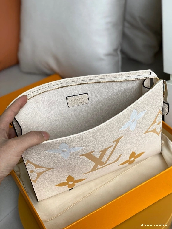 Official oldcobbler TOILETRY POUCH VUITTON LOUIS 26 0807